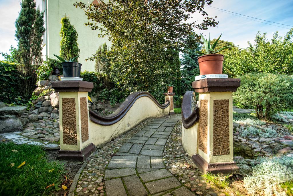 Hotel Pietrak Trzemeszno Exterior foto